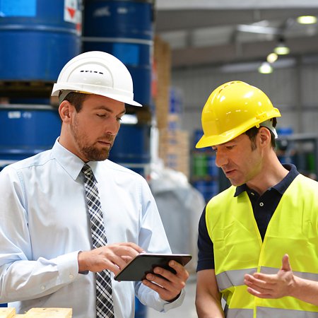 Kollegen bei der Zusammenarbeit Kollegen bei der Zusammenarbeit