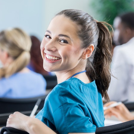 Mitarbeiterin mit guter Laune bei der Arbeit Mitarbeiterin mit guter Laune bei der Arbeit