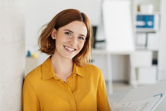 Durch modernes Recruiting gewonnene sympathische neue Mitarbeiterin Durch modernes Recruiting gewonnene sympathische neue Mitarbeiterin