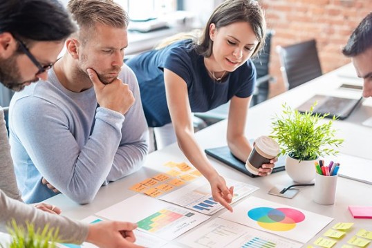 Mitarbeiterteam bei der Zusammenarbeit Mitarbeiterteam bei der Zusammenarbeit